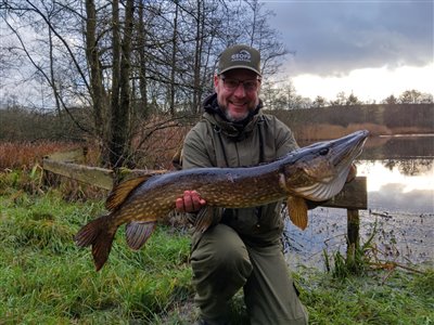 Finn med en god mosegedde på 91 cm og lidt over 4 kilo.