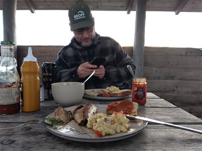 Velbekomme! Grillede makreller og kartoffelsalat.