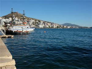 Havnen midt i Sarandë.