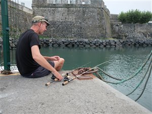 Jørn fisker i Ponta Delgada.