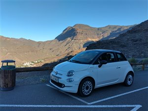 På tur i den lille Fiat 500 i bjergene.